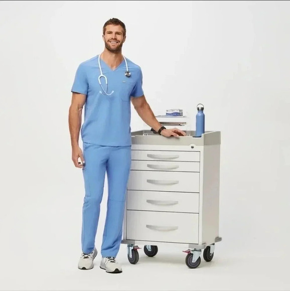 Figs men's Chisec Three-Pocket Scrub Top™. Ceil blue size extra large - Picture 2 of 8